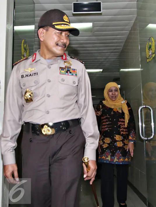 Kapolri Jenderal Polisi Badrodin Haiti (kiri) dan Mensos Khofifah Indar Pariwansa berkunjung ke RSPAD Gatot Soebroto, Jakarta, (19/1). Mereka `datang untuk mengetahui perkembangan kesehatan para korban Bom Thamrin. (Liputan6.com/Immanuel Antonius)