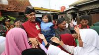 Gubernur Jawa Tengah Ganjar Pranowo memberikan bantuan rehabilitasi Rumah Tak Layak Huni (RTLH) kepada 50 kader PDI Perjuangan. (Istimewa)