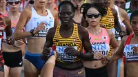 Atlet Olimpiade Uganda Rebecca Cheptegei (baju kuning) meninggal setelah dibakar oleh pacarnya di Kenya, kata kepala Komite Olimpiade Uganda pada 5 September 2024. (Dok: Ferenc ISZA / AFP)