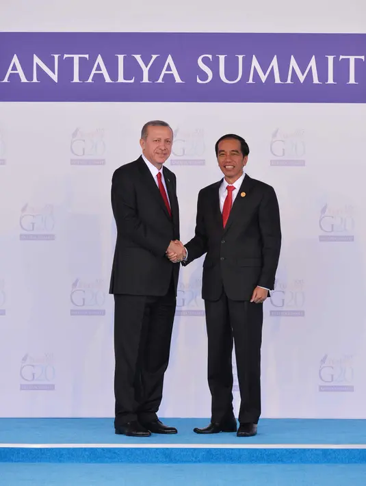 Presiden Joko Widodo (kanan) berjabat tangan dengan Presiden Turki, Recep Tayyip Erdogan sebelum dimulainya pembukaan G20 Antalya Summit di Antalya Turki, Minggu,(15/11). (Setpres)