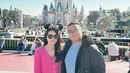 Fritz Hutapea dan Chen Giovani memilih Jepang sebagai liburan akhir tahunnya. Berkunjung ke Disneyland Chen tampil dengan cardigan pink dipadukan mini skirt hitam leather dan knee boots. [@chengiovanis]