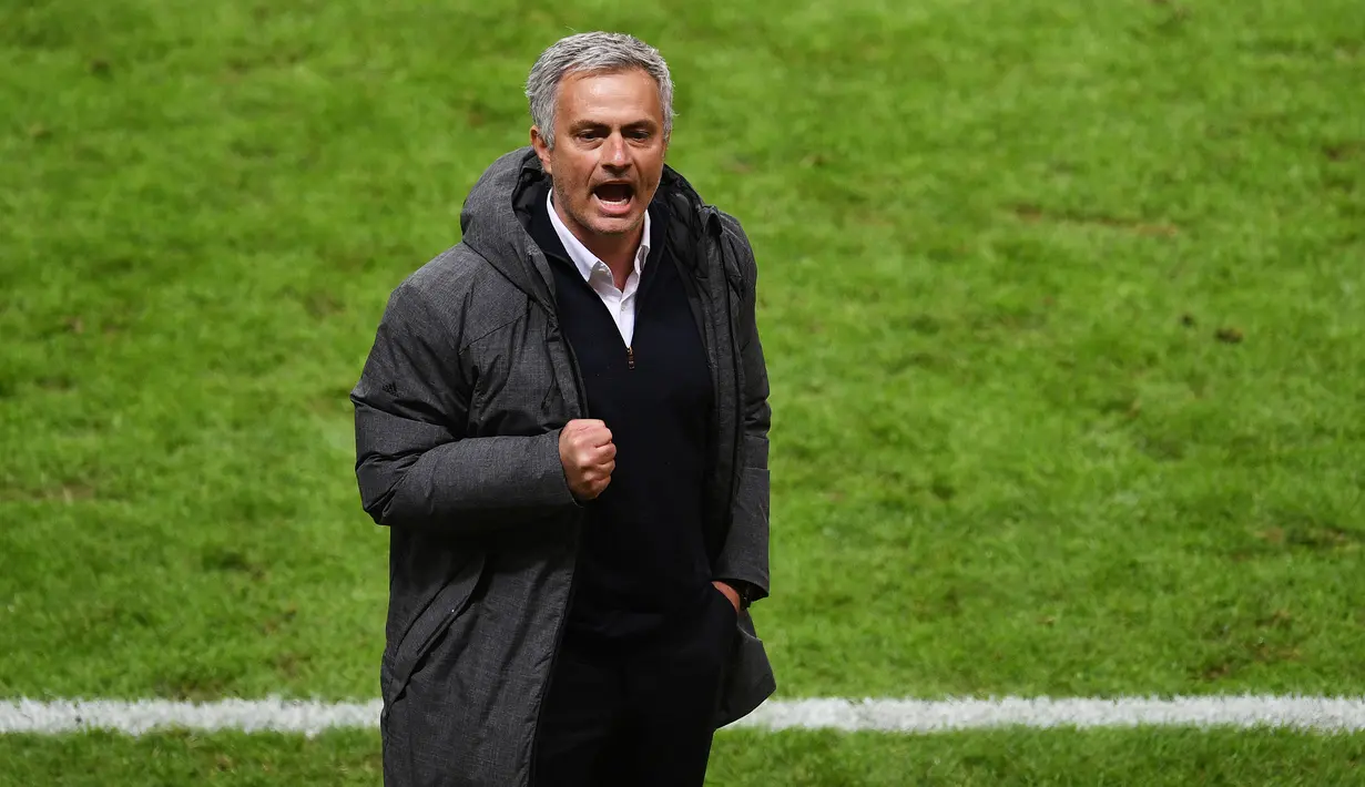 Pelatih Manchester United, Jose Mourinho, melakukan selebrasi usai menjuarai Piala Europa dengan mengalahkan Ajax Amsterdam pada final Liga Europa di Friends Arena, Stockholm, Rabu (24/05/2017). Manchester United menang 2-0. (EPA/Vassil Donev)