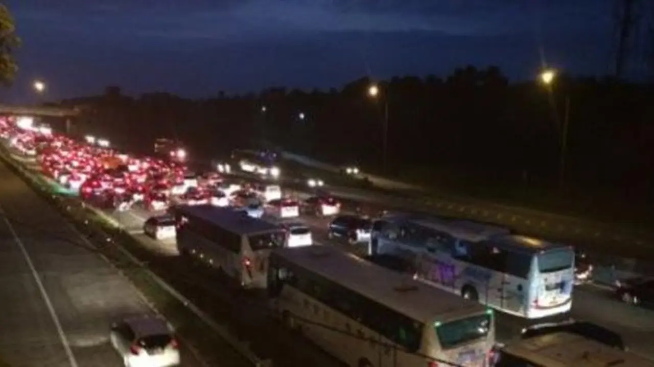 Macet di Tol Cikampek.