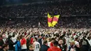 Momen bersejarah tersebut langsung dirayakan oleh para suporter dengan turun langsung ke lapangan. (AFP/Silas Stein)