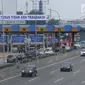 Sejumlah kendaraan melintasi kawasan gerbang tol Cibubur Utama, Jakarta, Jumat (8/9). Pasca perubahan sistem transaksi jalan tol Jagorawi menjadi sistem terbuka atau satu tarif, arus lalu lintas terlihat lebih lancar. (Liputan6.com/Helmi Fithriansyah) 