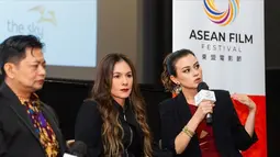 Dalam acara ASEAN Film Festival 2024 ini terlihat Wulan Guritno juga hadir. Jadi pemeran utama di film Bangsal Isolasi, Kimberly Ryder menjadi perwakilan untuk memaparkan tentang film Bangsal Isolasi. Lama tak muncul di layar lebar usai menikah dan kini telah proses cerai dengan Edward Akbar, bintang sinetron Monyet Cantik 2 ini banjir dukungan dari netizen. (Liputan6.com/IG/kimbrlyryder)