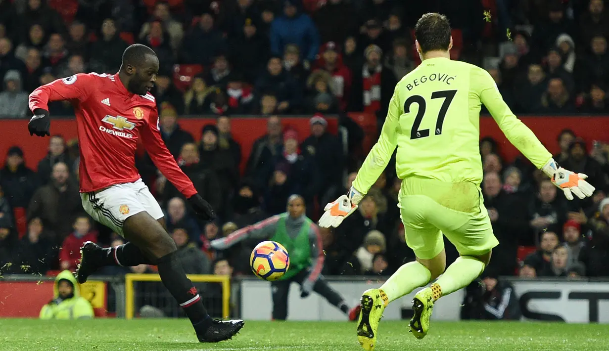Striker Manchester United, Romelu Lukaku, melepaskan tendangan ke gawang AFC Bournemouth pada laga Premier League di Stadion Old Trafford, Rabu(13/12/2017). Manchester United menang 1-0 atas AFC Bournemouth. (AFP/Oli Scarff)