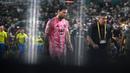 Pemain Inter Miami, Lionel Messi berjalan ke luar lapangan saat jeda babak pertama dalam laga Grup A Piala Dunia Antarklub 2025 melawan Palmeiras di Hard Rock stadium, Miami, Amerika Serikat, Selasa (24/06/2025) WIB. (AFP/Patricia De Melo Moreira)