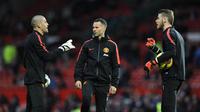 Penjaga gawang Manchester United, Victor Valdes (kiri), mengucapkan salam perpisahan kepada klub. (AFP/Oli Scarff)
