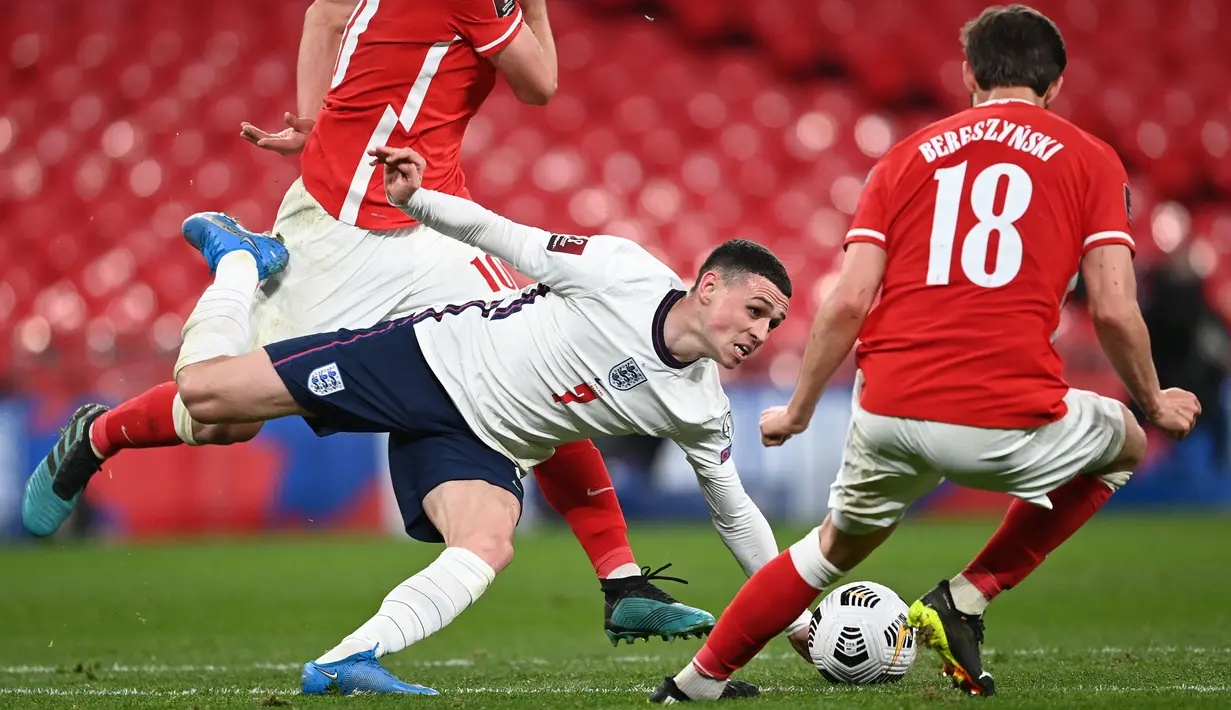 Phil Foden - Pemain 21 tahun ini bisa dibilang salah satu pemain muda terbaik pada ajang Liga Inggris musim ini. Ia berhasil melesatkan 16 gol dan 10 assist bersama The Citizen. Tak heran jika ia juga dipercaya oleh skuat The Three Lions untuk mengisi lini tengah mereka. (Foto: AFP//Pool/Andy Rain)
