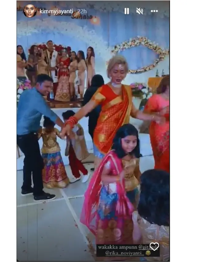 Hadir di Pernikahan Saudara, Ini 6 Potret Kimmy Jayanti Pakai Baju Sari India