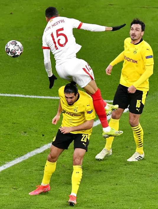 Pemain Borussia Dortmund Mats Hummels (kanan) menyaksikan pemain Sevilla FC Youssef En-Nesyri (atas) jatuh atas rekannya Emre Can pada pertandingan leg kedua babak 16 besar Liga Champions di Dortmund, Jerman, Selasa (9/3/2021). Laga berakhir imbang 2-2. (AP Photo/Martin Meissner, Pool)