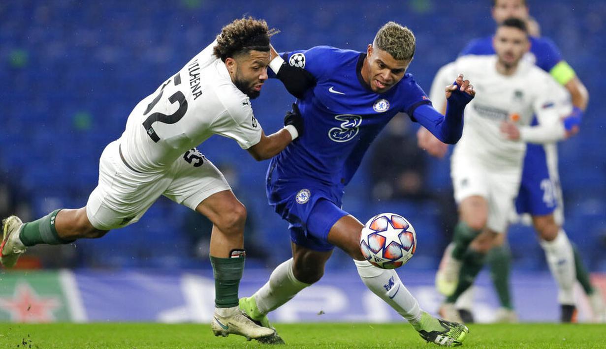 Pemain Chelsea, Tino Anjorin, berebut bola dengan pemain  Krasnodar pada laga Liga Champions di Stadion Stamford Bridge, Rabu (9/12/2020). Kedua tim bermain imbang 1-1. (AP Photo/Kirsty Wigglesworth, Pool)