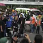 Petugas medis dibantu warga mengevakuasi korban ambruknya balkon BEI di Jakarta, Senin (15/1). Kebanyakan korban mengalami luka dan patah tulang. (Liputan6.com/Arya Manggala)