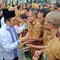 Wali Kota Tangerang Arief R Wismansyah dan Wakil Wali Kota Tangerang Sachrudin berpamitan kepada ribuan pegawai saat Apel Kebersamaan di lingkungan Pemkot Tangerang. (Liputan6.com/Pramita Tristiawati)