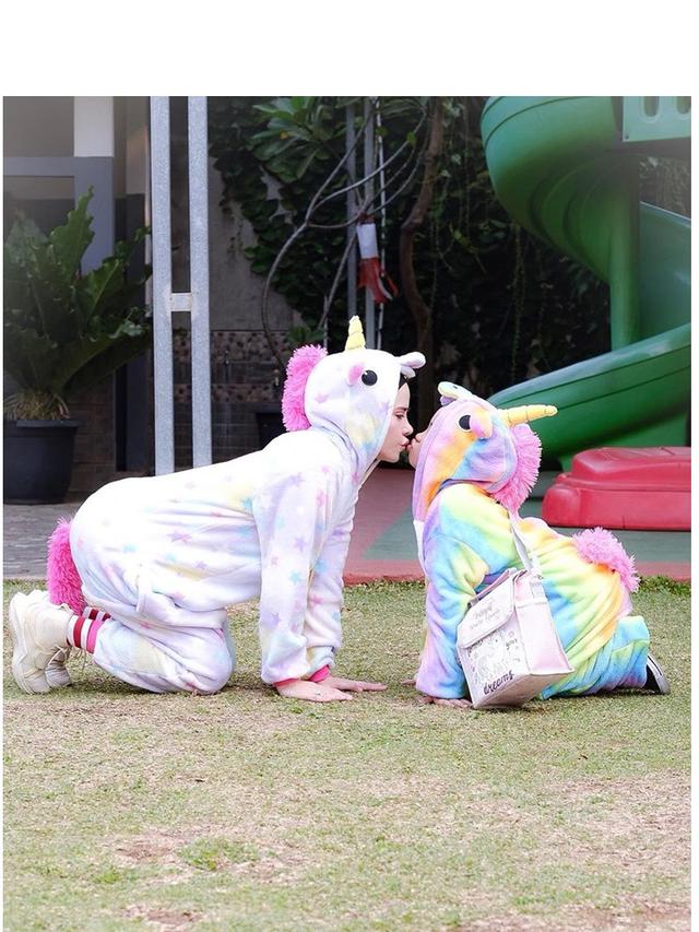 Jarang Tersorot, Ini 7 Momen Manis Angel Lelga dan Sang Putri