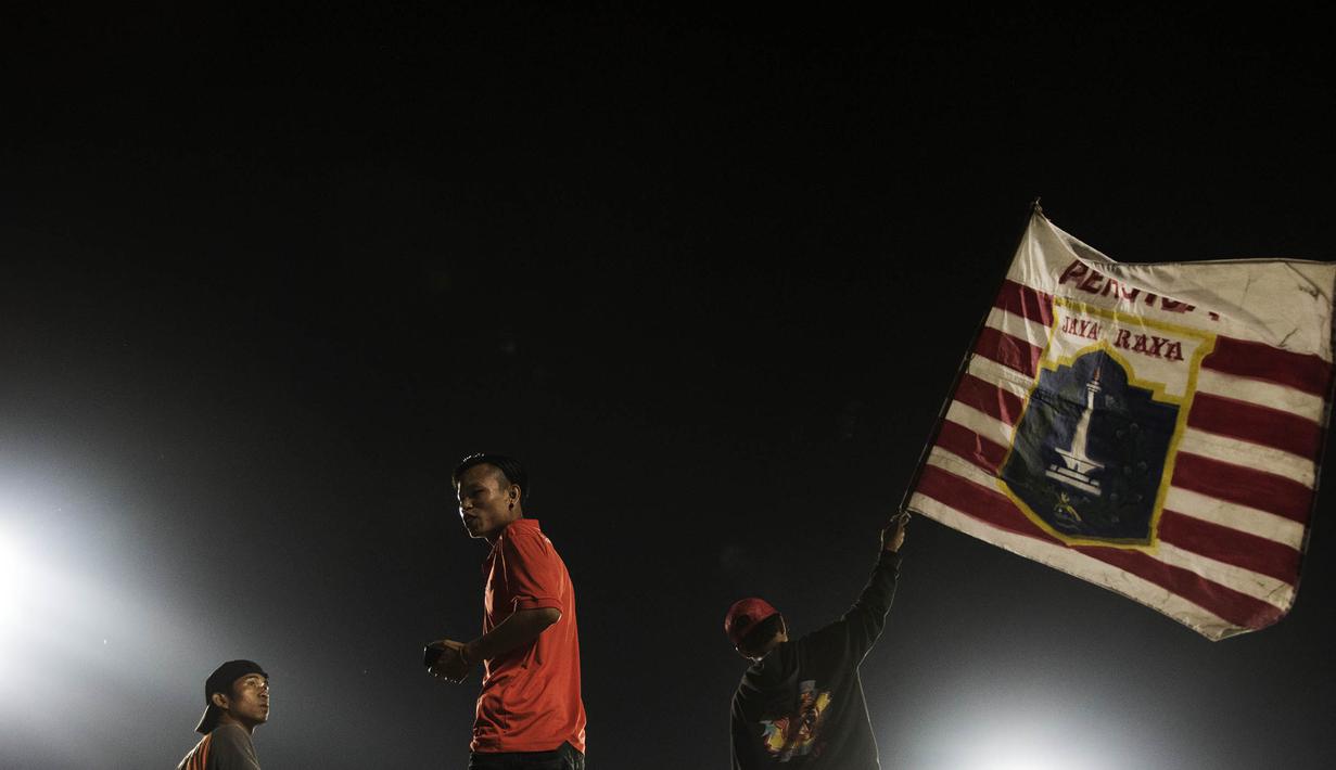 The Jakmania, mengibarkan bendera pada laga Piala Jenderal Sudirman melawan PBR di Stadion Kanjuruhan, Malang, Kamis (19/11/2015). (Bola.com/Vitalis Yogi Trisna)