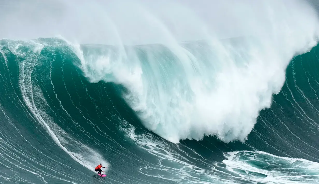 Maya Gabeira asal Brasil mengendarai ombak saat turnamen selancar Nazare Big Wave Challenge di Praia do Norte di Nazare, Portugal, Senin (22/1/2024). (AP Photo/Armando Franca)