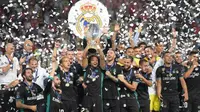 Para pemain Real Madrid merayakan keberhasilan meraih trofi Piala Super Eropa 2017 usai menang 2-1 atas Manchester United di Philip II Arena, Skopje, Selasa (8/8/2017). (AFP/Armend Nimani)