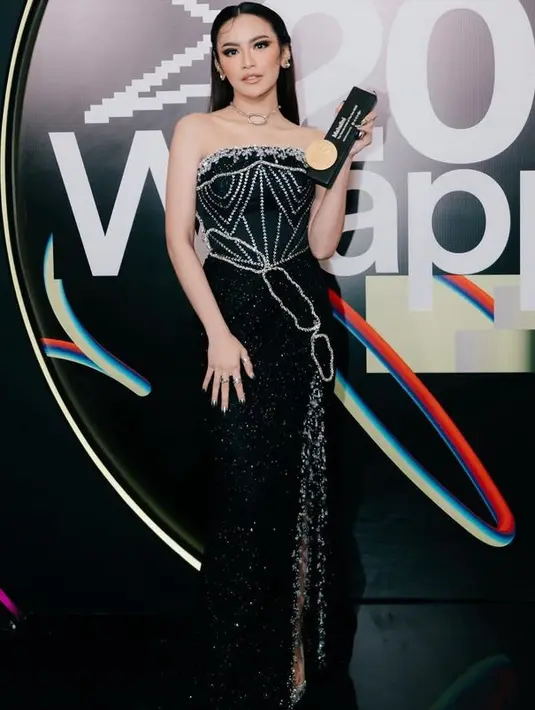 Mahalini tampil dengan dress strapless warna hitam dengan aksen beadsnya. Kalung dan anting-anting melengkapi penampilannya. [@mahaliniraharja]