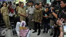 MenPANRB Yuddy Chrisnandi berbincang dengan pengunjung saat melakukan Inspeksi Mendadak (sidak) di Pertanahan Jakarta Timur, Senin (11/7). Menpan RB juga melakukan sidak ke tempat-tempat pelayanan publik. (Liputan6.com/Johan Tallo)