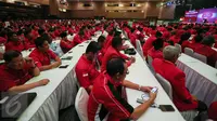 Para peserta Rakernas PDIP menyimak pidato yang disampaikan Megawati di Jakarta, Minggu (10/1/2016). Rakernas tersebut bertajuk 'Mewujudkan Trisakti dengan Pembangunan Nasional Semesta Berencana'. (Liputan6.com/Faizal Fanani)