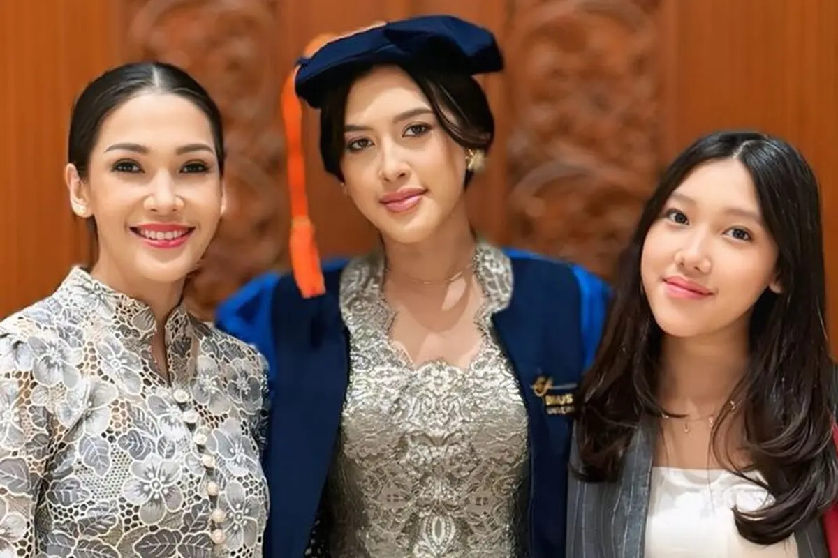 Queena Putri Mieke Amalia saat Wisuda