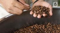Untuk mendukung capaian target produktivitas produk kopi di Indonesia, pemerintah akan menyiapkan peningkatan pupuk subsidi hingga dua kali lipat. (Liputan6.com/Herman Zakharia)