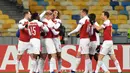 Pemain Arsenal merayakan gol pembuka yang dicetak oleh pemain muda, Emile Smith Rowe ke gawang Vorskla pada laga lanjutan Grup E Liga Europa yang berlangsung stadion NSK Olimpiyskiy, Kyiv, Jumat (30/11). Arsenal menang atas Vorskla 3-0. (AFP/Sergei Supins