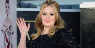 Belum lama ini Adele memberikan kabar menyedihkan bagi para penggemarnya lantaran harus menghentikan turnya yang masih memiliki dua jadwal konser. Turnya tersebut bertajuk ‘Adele Live’. (AFP/FREDERIC J. BROWN)