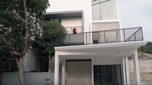 6 Potret Rumah Caesar Hito, Minimalis Serba Putih dengan Tiga Lantai
