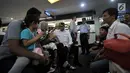 Menteri Perhubungan (Menhub) Budi Karya Sumadi menyapa pemudik saat meninjau pelayanan arus mudik di Bandara Halim Perdanakusuma, Jakarta, Senin (11/6). (Merdeka.com/Iqbal Nugroho)