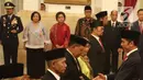 Presiden Joko Widodo memberikan tanda jasa kepada ahli waris dalam penganugerahan gelar Pahlawan Nasional di Istana Negara, Jakarta, Kakis (8/11).  Jokowi menganugerahkan gelar pahlawan nasional kepada enam tokoh. (Liputan6.com/Angga Yuniar)