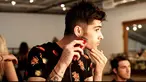 Zayn Malik yang kini sudah resmi melepas statusnya sebagai personel 1D mempunyai daya tarik tersendiri bagi para penggemarnya.Gaya nya yang stylish juga tak kalah menarik dengan Harry Styles yang memang dikenal paling fashionable di antara kelima per...