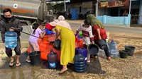 Krisis air bersih akibat saluran irigasi jebol di Desa Karang Tengah Kecamatan Cibadak Kabupaten Sukabumi. (Liputan6.com/Fira Syahrin).