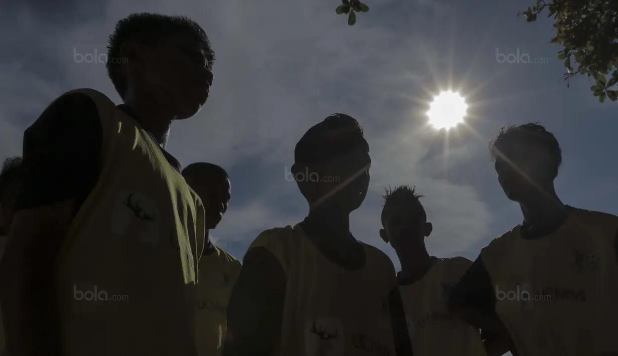 Pemain SSB Tulehu Putra mendengarkan instruksi sebelum melawan SSB Masariku pada Liga Remaja UC News di Lapangan Masariku Yonif 733, Ambon, Selasa (28/11/2017). SSB Tulehu Putra menang 2-2 (4-2) atas SSB Masariku. (Bola.com/Peksi Cahyo)