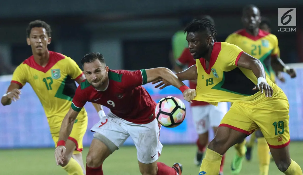 Pemain depan Timnas Indonesia, Illija Spasojevic (kedua kiri) berebut bola dengan bek Guyana, Jelani Smith di Stadion Patriot Candrabhaga, Bekasi, Sabtu (25/11). Spaso mencetak dua gol dan membawa Indonesia unggul 2-1. (Liputan6.com/Helmi Fithriansyah)