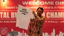 Gubernur DKI Jakarta, Basuki Tjahaja Purnama menunjukan Kaos bertuliskan "Ahok Indonesia"  saat acara Welcome Dinner penyambutan Kejuaraan Dunia Bulutangkis 2015 di Gedung Balai Kota, Jakarta, Sabtu (8/8/2015).(Liputan6.com/JohanTallo)