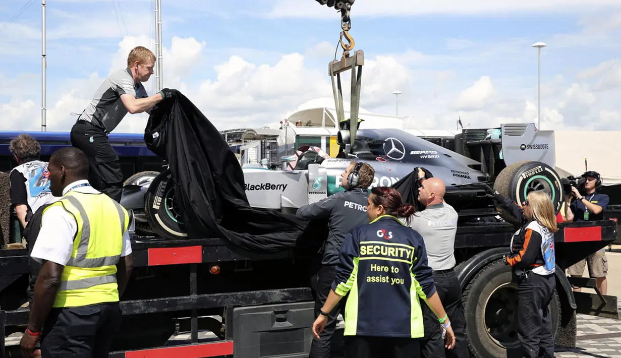 Mobil Mercedes Formula Satu pembalap Nico Rosberg (Jerman) harus diangkut keluar lintasan GP Inggris karena bermasalah pada gearbox, (6/7/2014). (REUTERS/Phil Noble)