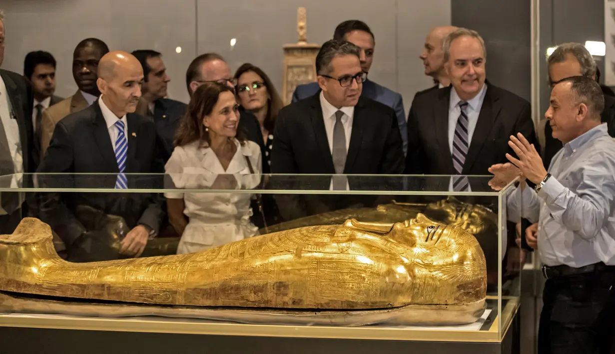 Menteri Barang Purbakala Mesir Khaled El-Enany (ketiga kanan) dan Chargé d'Affaires Kedutaan Besar AS di Kairo Thomas Goldberger (kedua kanan) melihat peti mati emas mumi Nedjemankh yang dipajang di Museum Nasional Peradaban Mesir, Kairo, Selasa (1/10/2019). (Khaled DESOUKI/AFP)