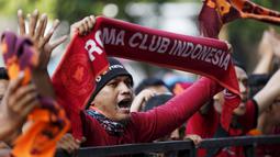 Pecinta klub AS Roma atau Romanisti mulai memadati Stadion Utama Gelora Bung Karno jelang pertandingan AS Roma Sabtu (25/7/2015) malam ini.  Mereka sudah hadir sejak sesi latihan di siang hari. (REUTERS/Darren Whiteside)