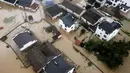 Foto udara memperlihatkan kondisi banjir yang merendam Desa Baiguoshu di Sankou, Kota Huangshan, Provinsi Anhui, China, Senin (6/7/2020). Pada 5 Juli 2020, Badan Meteorologi Provinsi Anhui menaikkan peringatan hujan badai dari level ketiga ke level kedua. (Xinhua/Shi Yalei)
