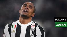 Douglas Costa mendapatkan kartu merah usai meludahi lawannya, Federico Di Francesco saat Juventus mengalahkan Sassuolo.