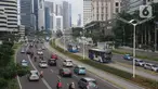 Kendaraan melintasi Jalan Jenderal Sudirman, Jakarta, Senin (23/11/2020). Aturan sistem ganjil genap belum diberlakukan di tengah perpanjangan penerapan pembatasan sosial berskala besar (PSBB) transisi hingga dua minggu ke depan di Ibu Kota. (Liputan6.com/Immanuel Antonius)