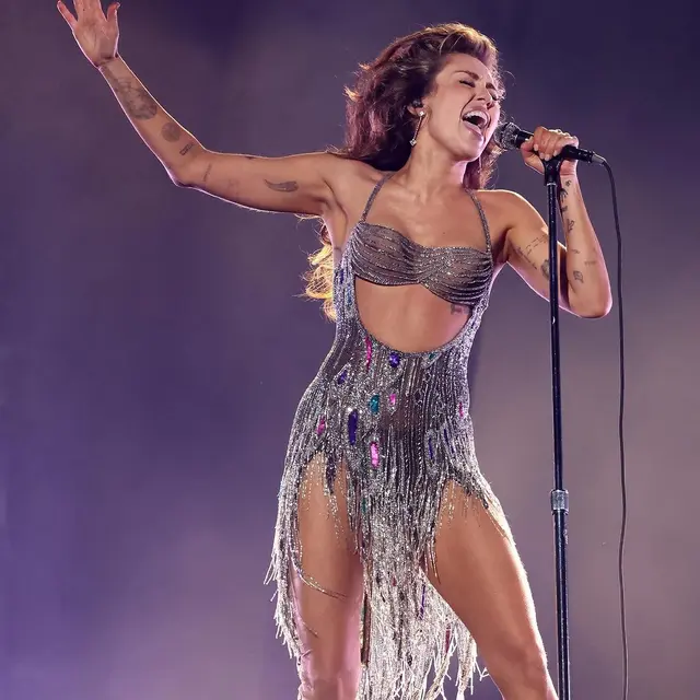 Miley Cyrus di Grammy Awards 2024. [Foto: Instagram/recordingacademy]