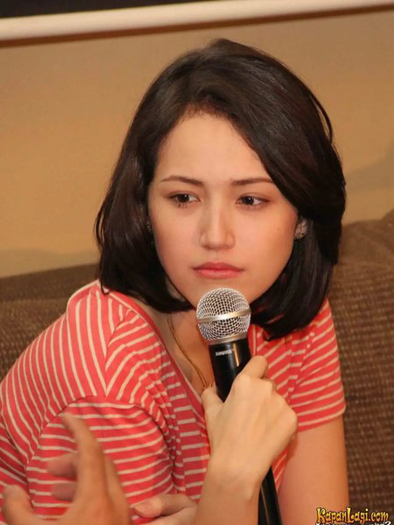 5 Foto Jadul Adelia Pasha saat Jadi Pramugari, Curi Perhatian - Hot