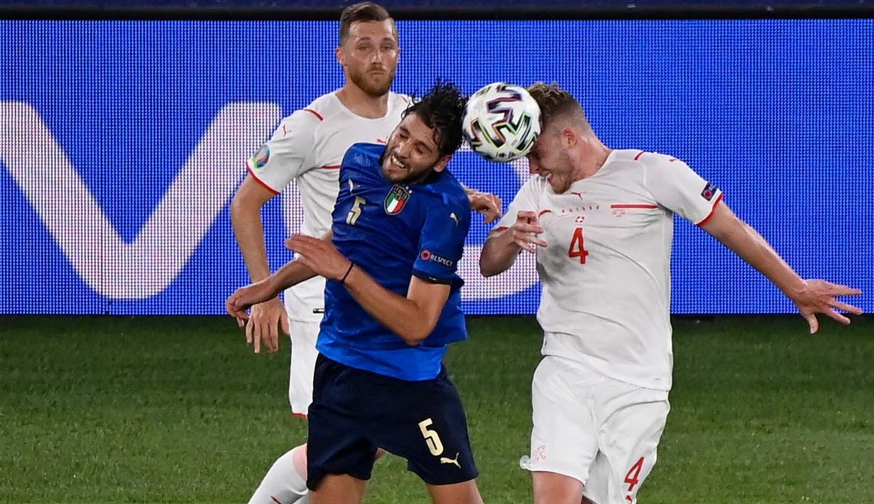 Manuel Locatelli mampu menjawab kepercayaan pelatih Roberto Mancini saat tampil sebagai starter di dua pertandingan awal Euro 2020. Kesempatan itu mampu dijawab Locatelli dengan penampilan apik dengan mencetak dua gol ke gawang Swiss di fase grup. (Foto: AFP/Pool/Riccardo Antimiani)