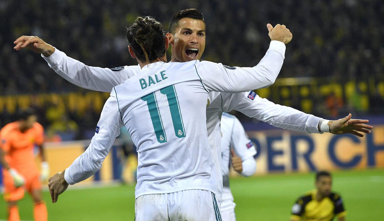 Bintang Real Madrid, Cristiano Ronaldo, merayakan gol yang dicetaknya ke gawang Dortmund pada laga Liga Champions di Stadion Signal Iduna Park, Dortmund, Selasa (26/9/2017). Dortmund kalah 1-3 dari Madrid. (AP/Martin Meissner