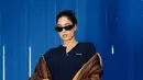<p>Artis India,&nbsp;Janhvi Kapoor&nbsp;mengenakan atasan berkancing warna hitam dipadukan jaket dan short pants coklat. Ia juga membawa mini bag coklat Miu Miu. Melengkapi tampilannya mengenakan kacamata hitam senada dengan warna kaos kaki dan flat shoesnya. [Dok. Miu Miu]</p>