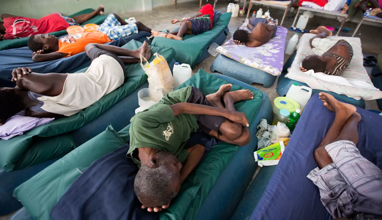 Para tahanan yang sakit, beristirahat di rumah sakit di Lembaga Pemasyarakatan Nasional di pusat kota Port-au-Prince, Haiti, (13/2). Penuhnya Lapas ini membuat narapidana mengalami berbagai penyakit dan gizi buruk. (AP Photo/Dieu Nalio Chery)